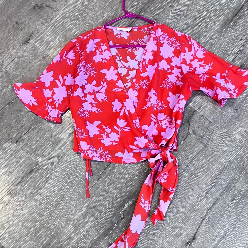 Lush Oasis Flower Print Short Cap Sleeves Wrap Top Top size Small